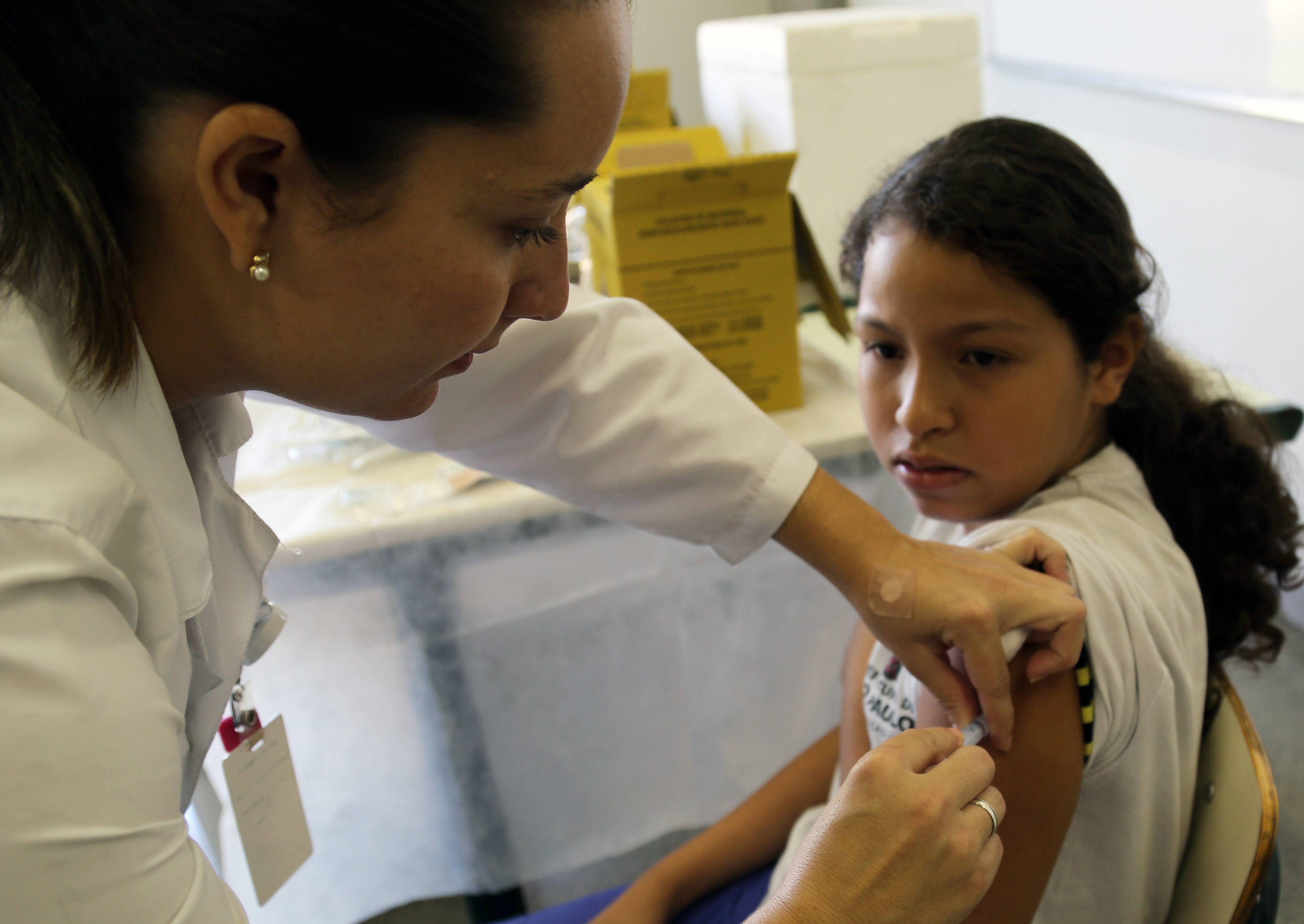 予防接種をうける子供