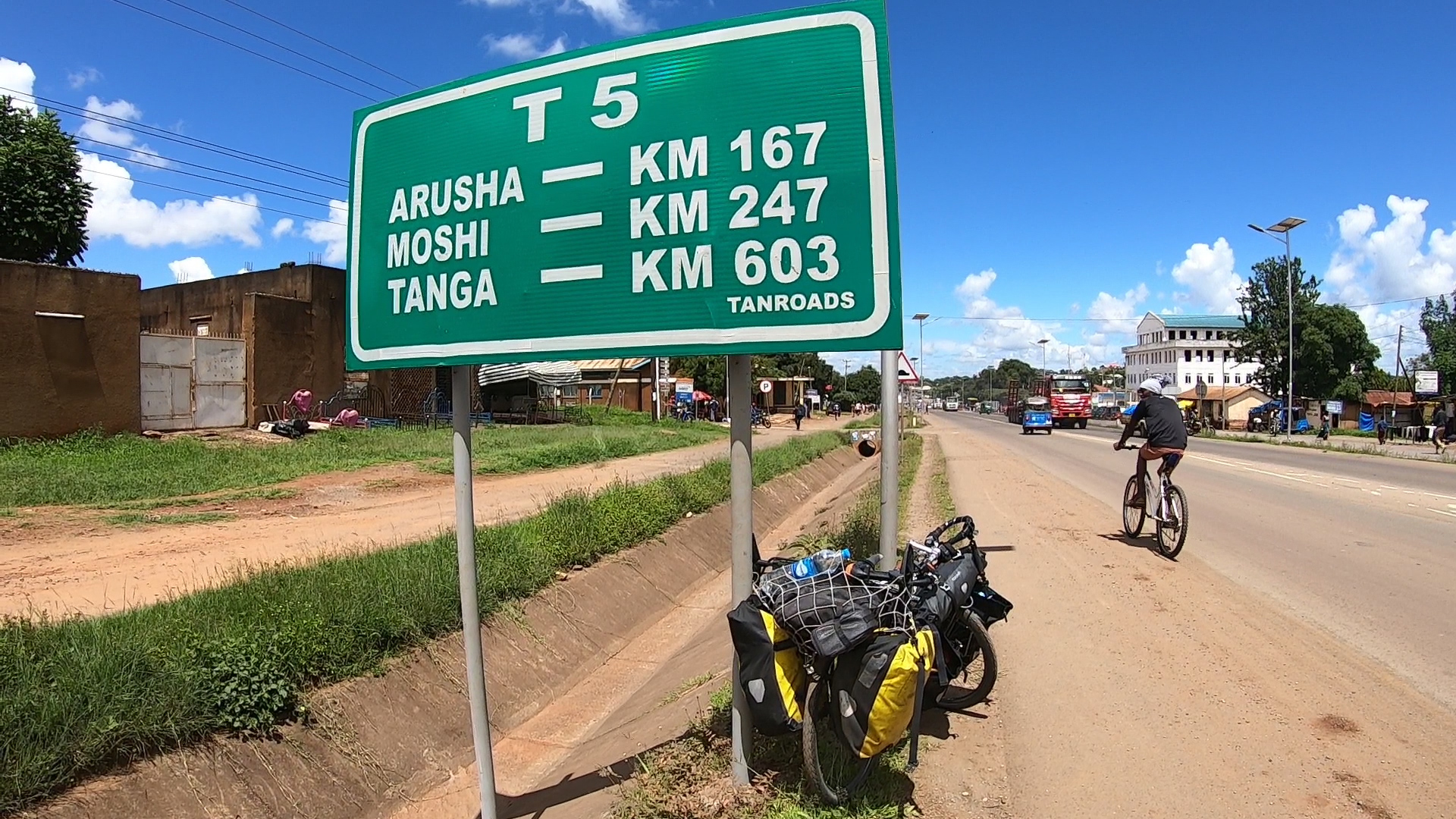 アルーシャまで167kmの標識と自転車