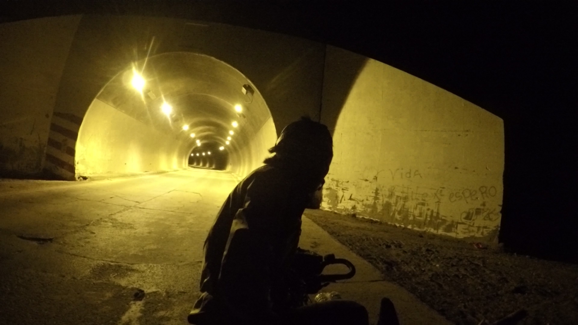 標高5000mにあるチリのトンネルを夜間走行。2015年11月