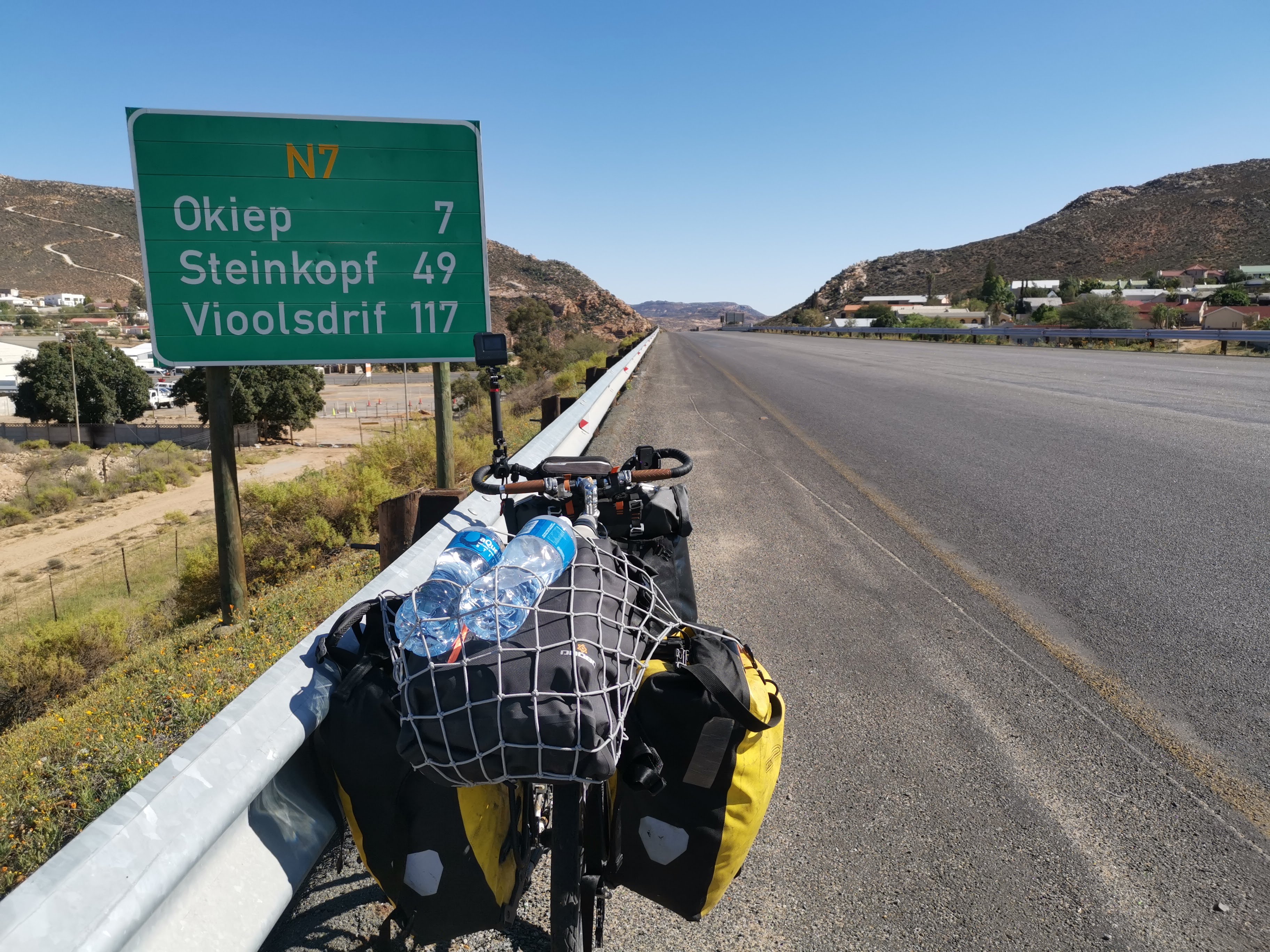 国境Vioolsdrisまで117km、Steinkopfまで49kmの標識