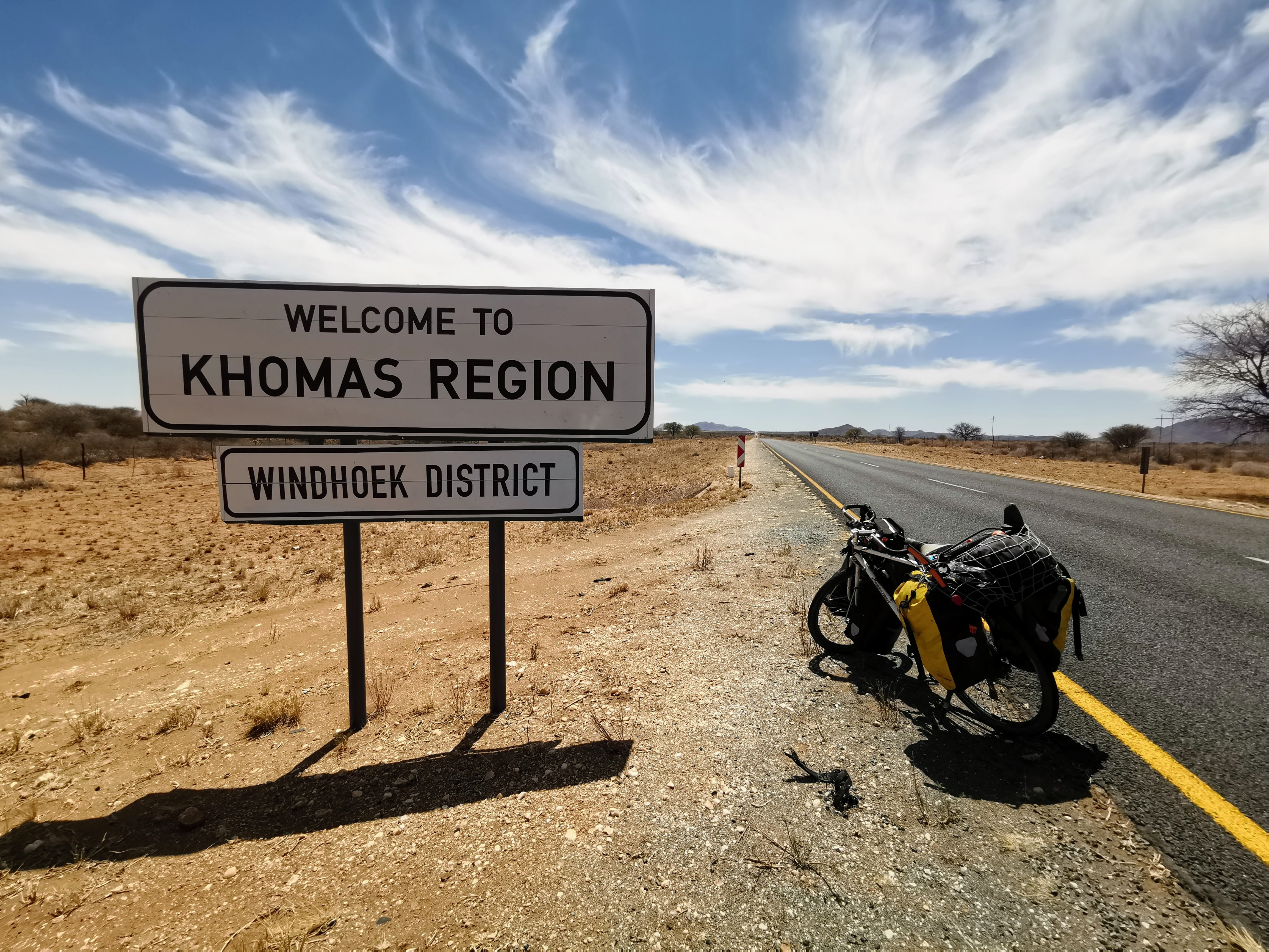 KHOMAS県へようこその標識。
