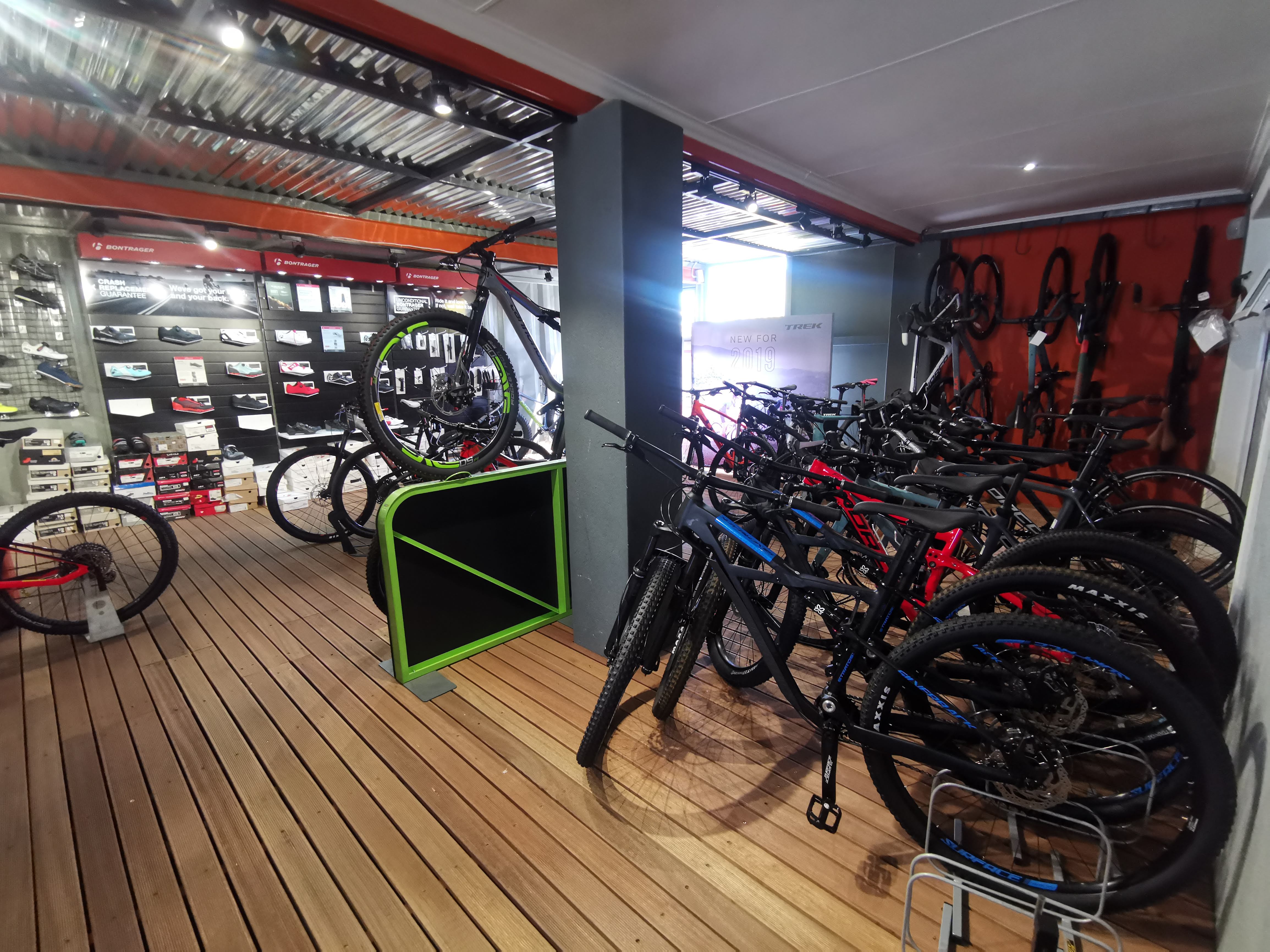 自転車屋MANNI'S BIKE MECCAの店内MTB