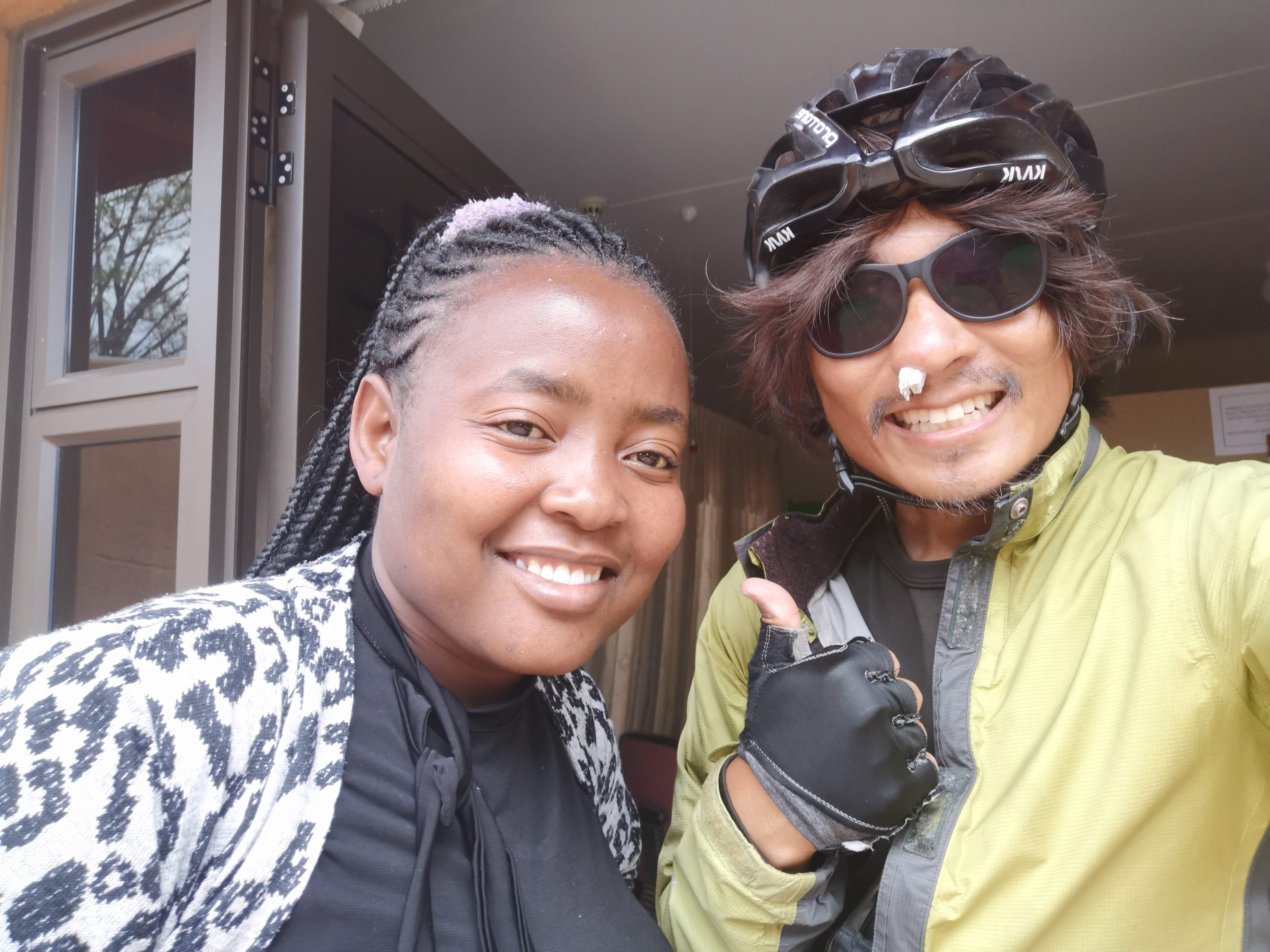 アフリカ美女の撮影会が始まる そして流血 高橋せんまる自転車世界一周