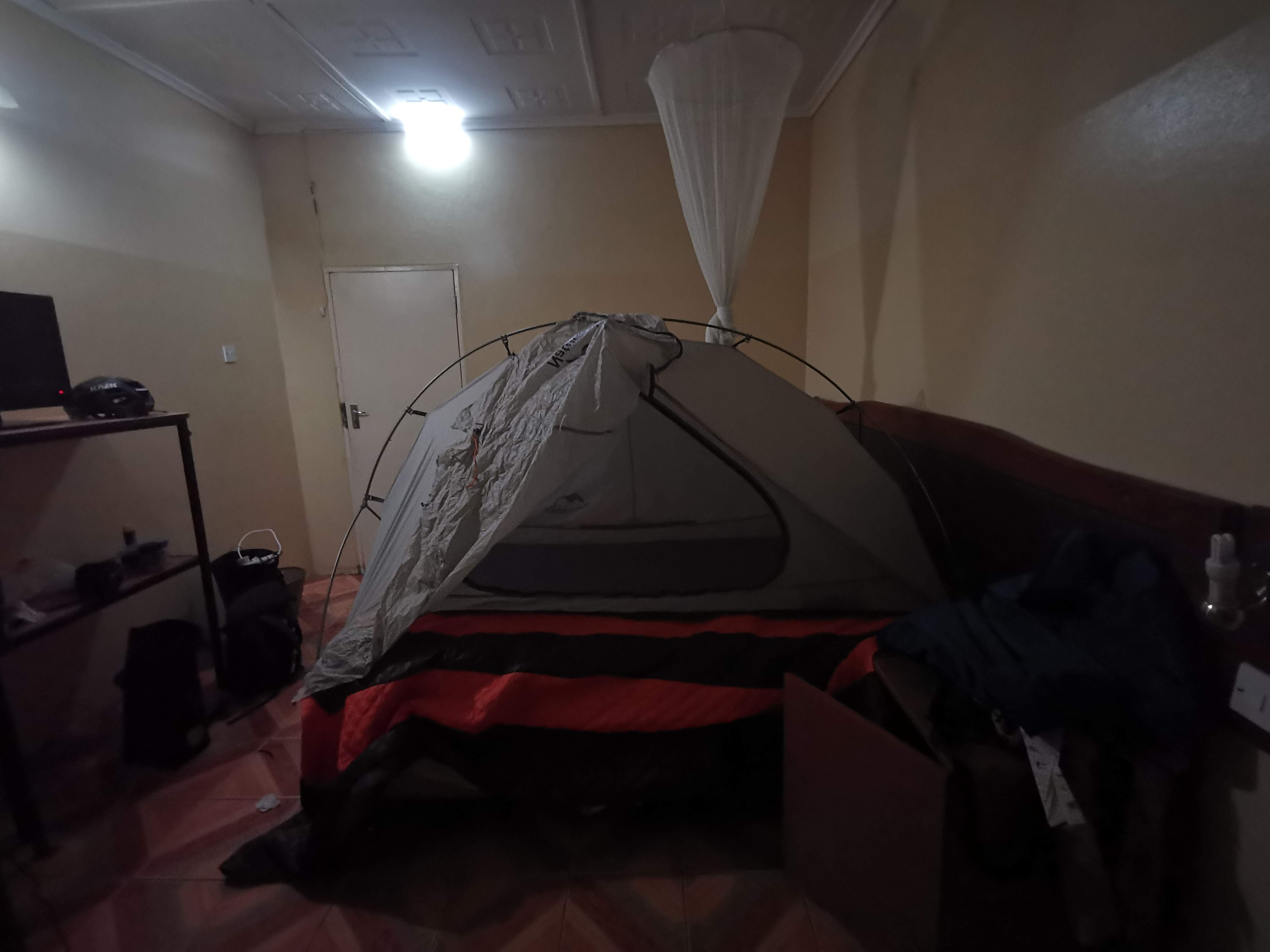 マラリア対策として部屋にテントを張ってみた。