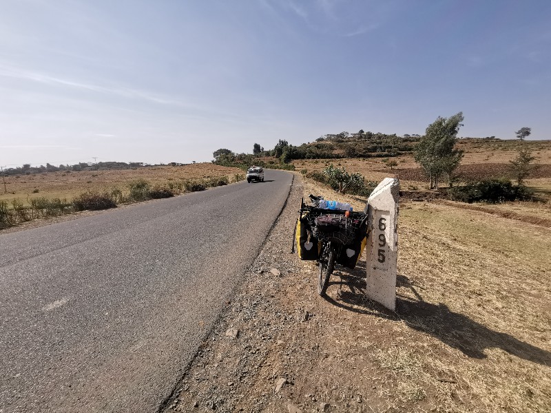 エチオピアの首都から695kmの標識と自転車