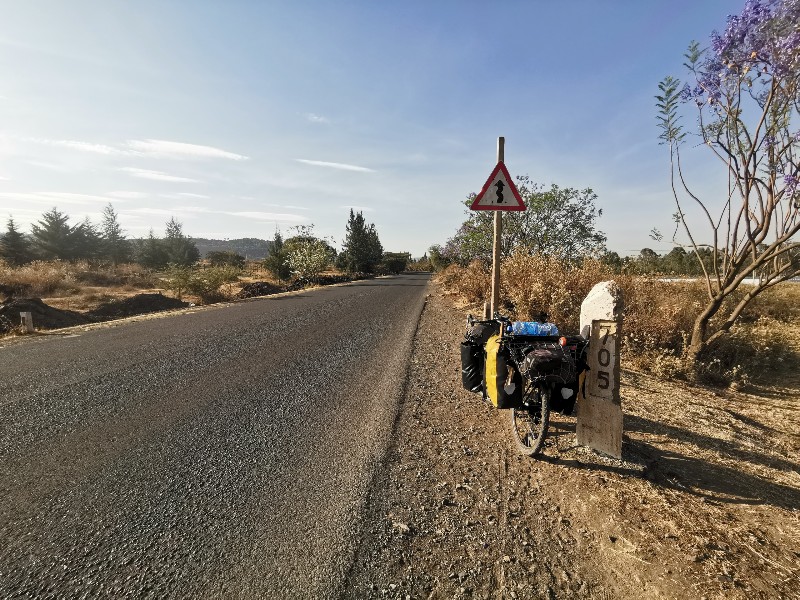 エチオピアの首都から705kmの標識と自転車