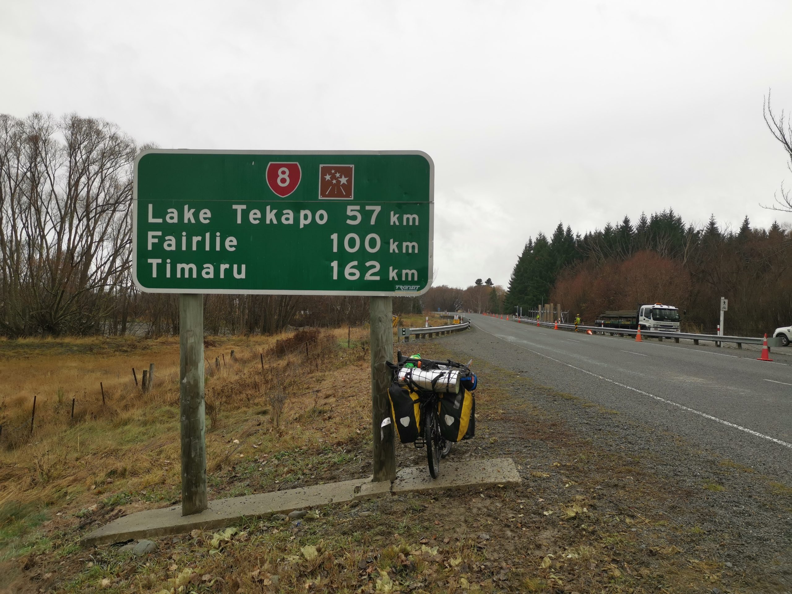 テカポまで57kmの標識