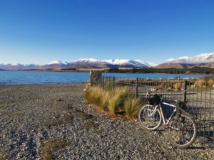 美しい湖テカポを散策